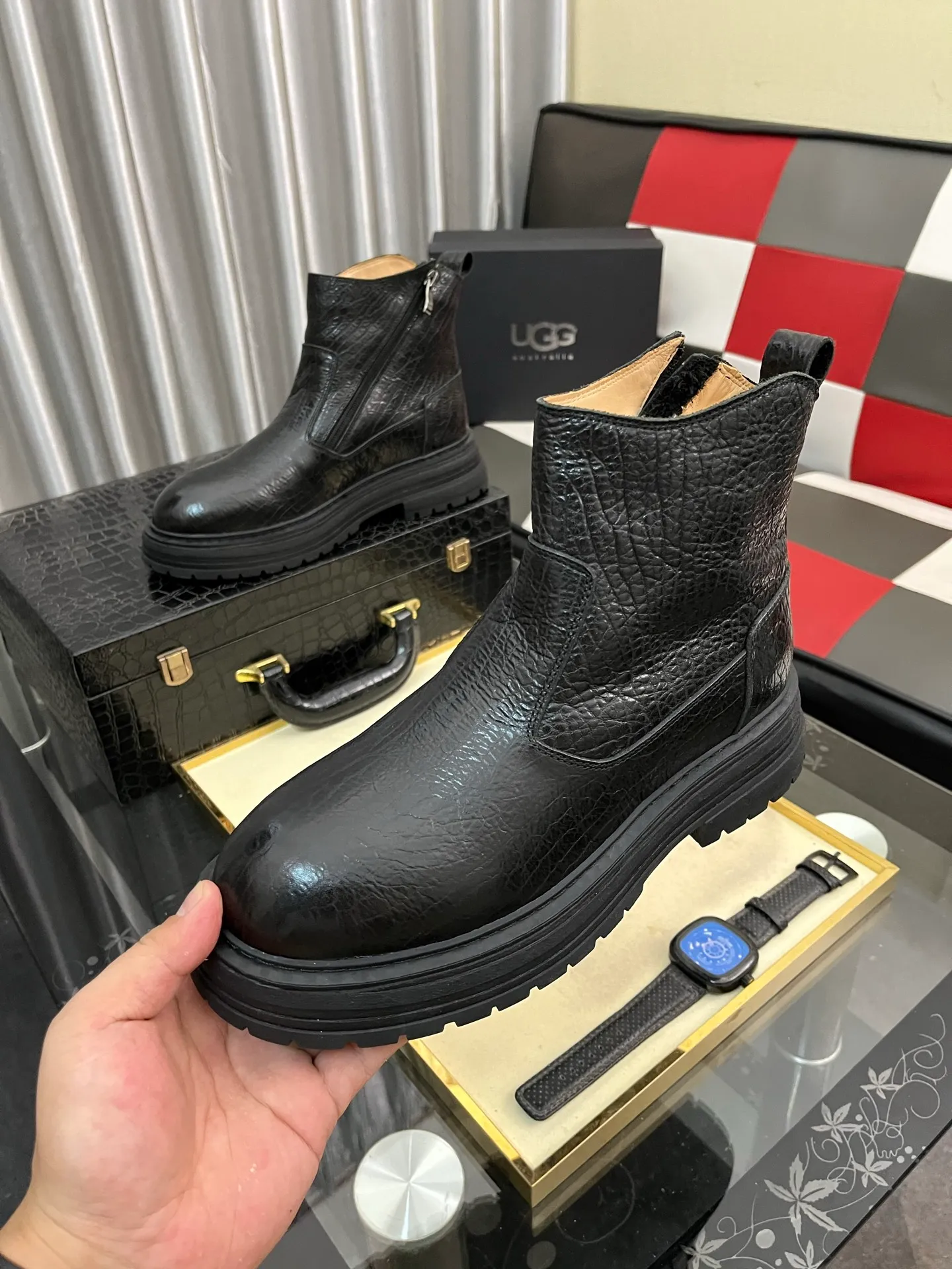 Ex-factory price: 680⌚️⌚️Thick wool imported from Australia Brand: UGG genuine purchasing agent Size: 39-44 (45 customized) Grade: Official website 1:1 Material: First layer of genuine leather waterproof and antifreeze upper Real wool lining Original non-slip and wear-resistant outsole Style category: Men's casual shoes Trendy style Comfortable on the feet Color: Official website color synchronization